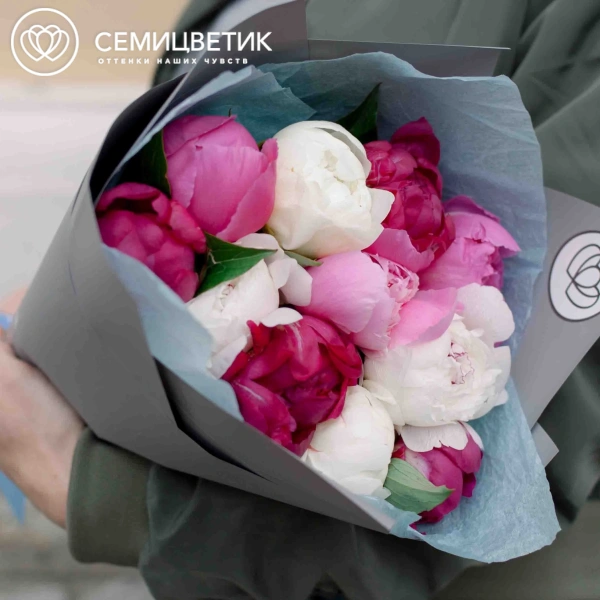 Букет из 11 пионов микс Standart Plus в голубой пленке