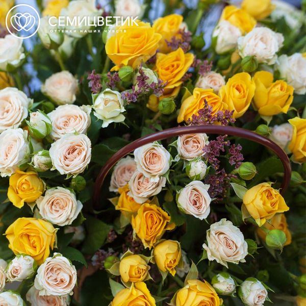 Композиция из 21 жёлтой и кремовых кустовых роз с лимониумом в сумочке