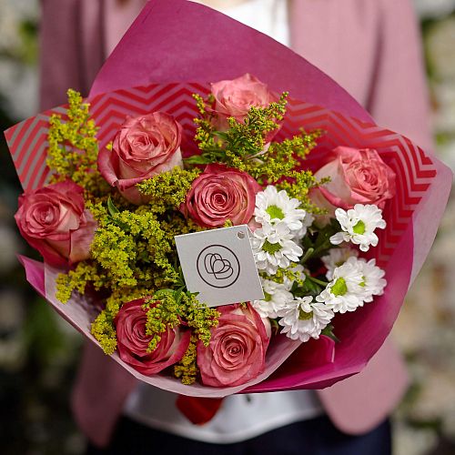 Букет из розовых роз и кустовой хризантемы в упаковке