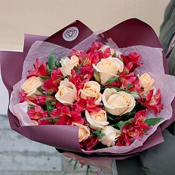 Букет из 15 кремовых роз 35-40 см (Россия) и 10 красных альстромерий