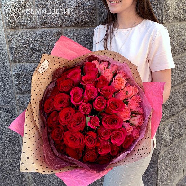 Букет-градиент розово-красный из 51 розы (Кения) 40 см Premium