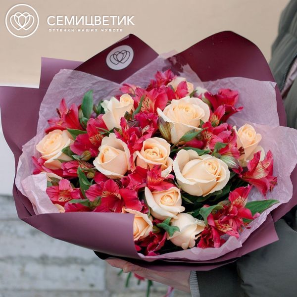 Букет из 15 кремовых роз 35-40 см (Россия) и 10 красных альстромерий