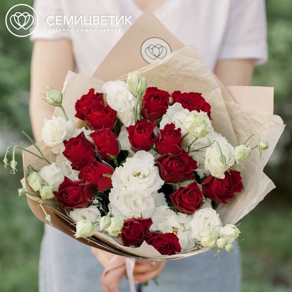 Букет из 15 красных роз 40 см (Кения) и 7 белых лизиантусов в кремовой пленке