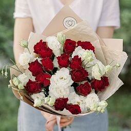 Букет из 15 красных роз 40 см (Кения) и 7 белых лизиантусов в кремовой пленке