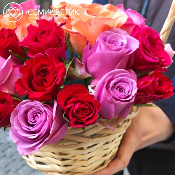 Композиция из 29 роз микс (Кения) в корзине