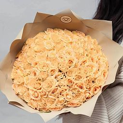Букет из 101 кремовой розы 35-40 см (Россия) в кремовой пленке