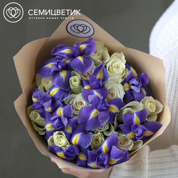 Букет из 15 белых роз 40 см (Кения) и 10 синих ирисов в кремовой пленке