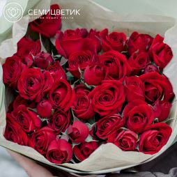 Букет из 11 красных кустовых роз (Эквадор) 40 см