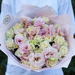 Букет из 26 белых роз 35-40 см (Россия) и 7 розовых лизиантусов