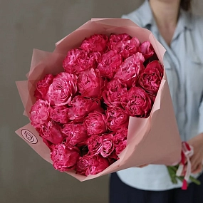 Букет из 25 сиреневых пионовидных роз Queen Crown 50 см (Эквадор) в розовой пленке