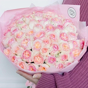 Букет из 51 персиковой пионовидной розы Flash Back 40 см в розовой пленке
