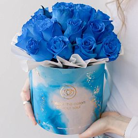Букет в голубой шляпной коробке Amour Mini из 25 синих роз