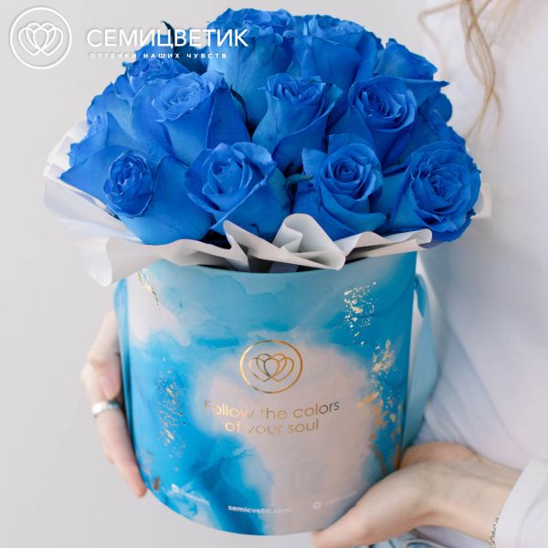 Букет в голубой шляпной коробке Amour Mini из 25 синих роз