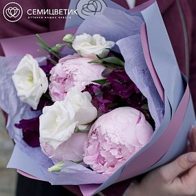 Букет из 3 пионов, 2 лизиантусов и 2 альстромерий в сиреневой пленке