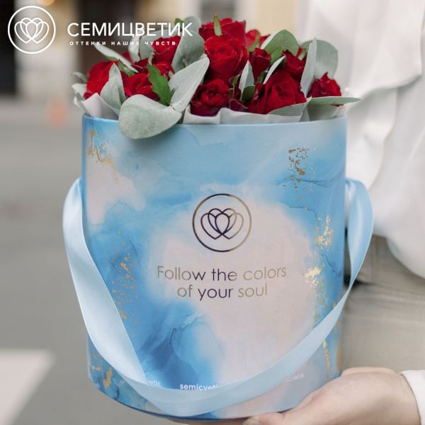 Букет в голубой шляпной коробке Amour Mini из 21 красной розы (Кения) с эвкалиптом