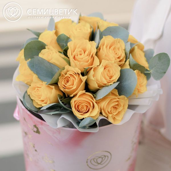 Букет в розовой шляпной коробке Amour Mini из 21 желтой розы (Кения) с эвкалиптом