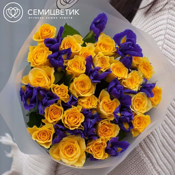 Букет из 25 желтых роз (Россия) и 16 синих ирисов