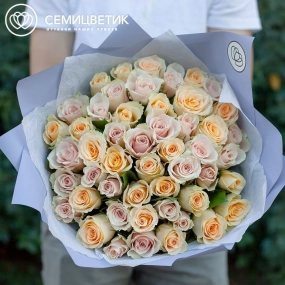 Букет из 51 кремовой и нежно-розовой розы 35-40 см (Кения) в сиреневой пленке