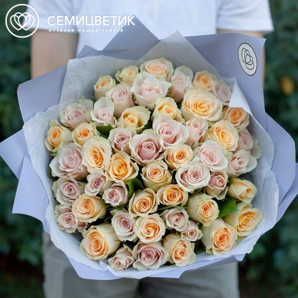 Букет из 51 кремовой и нежно-розовой розы 35-40 см (Кения) в сиреневой пленке