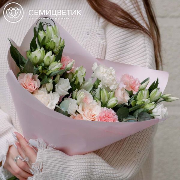 Букет из нежно-розовых роз, гвоздики и альстромерии в розовой пленке