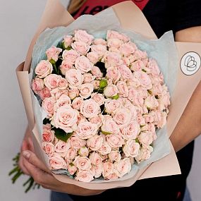 Букет из 35 нежно-розовых кустовых роз 40 см (Кения) в кремовой пленке