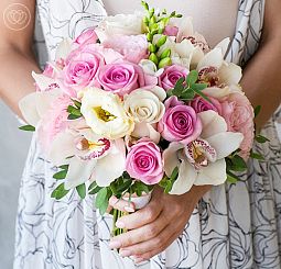 Свадебный букет из пионовидных роз, лизиантуса и орхидей