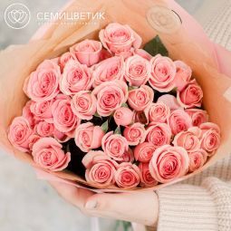 Букет из 11 розовых кустовых роз (Эквадор) 40 см