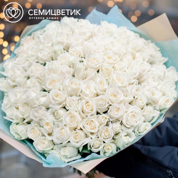 Букет из 101 белой розы 40 см (Россия) в кремовой пленке