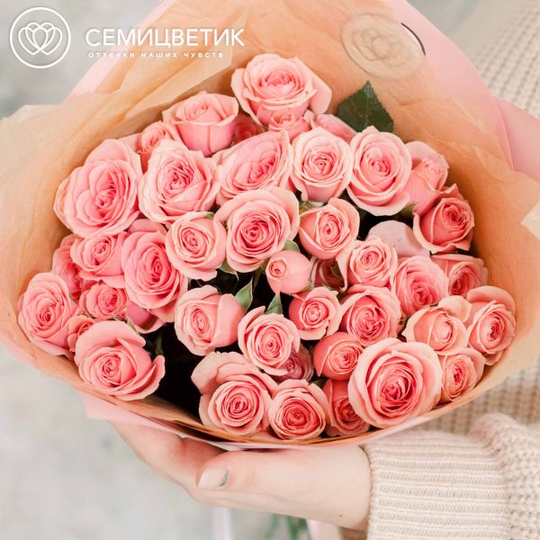 Букет из 11 розовых кустовых роз 40 см (Эквадор)