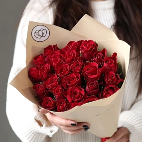 Букет из 51 красной розы 35 см (Кения) в кремовой пленке