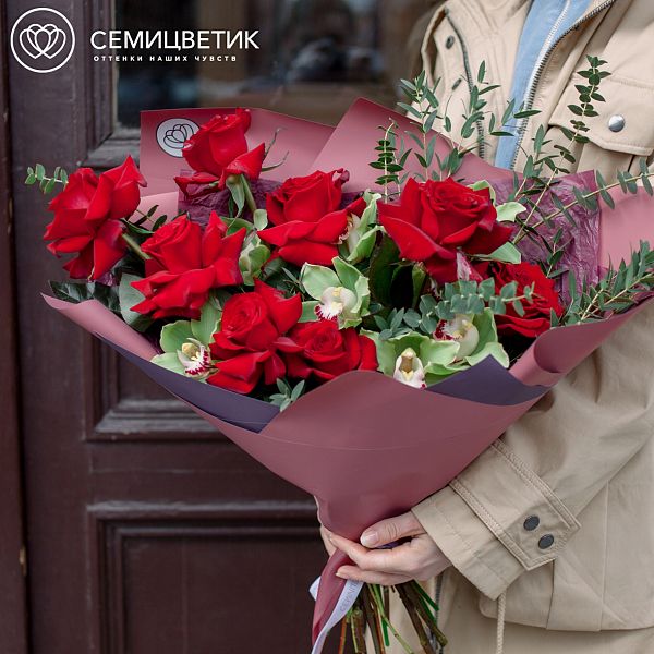 Букет из красной розы и орхидеи в бордовой пленке