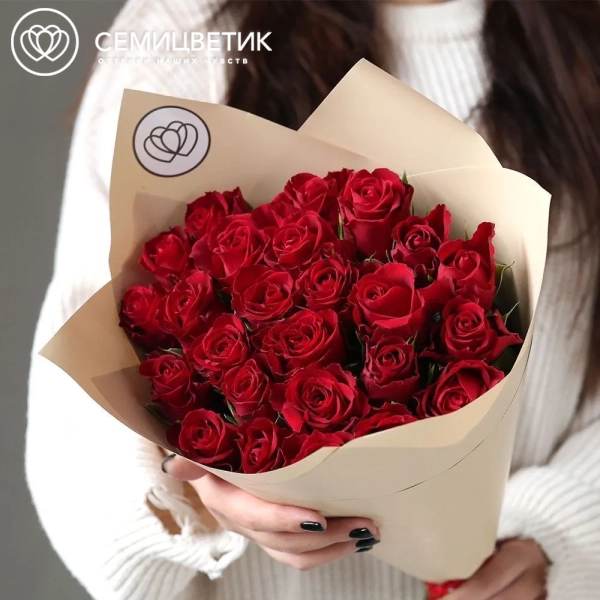 Букет из 51 красной розы 35 см (Кения) в кремовой пленке