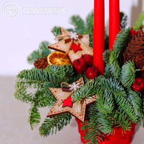 Новогодняя корзинка в красных тонах