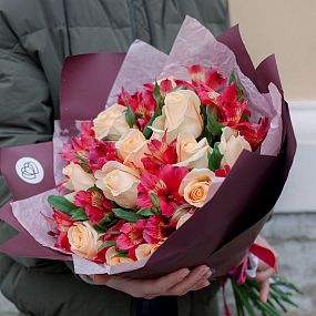 Букет из 15 кремовых роз 35-40 см (Россия) и 10 красных альстромерий