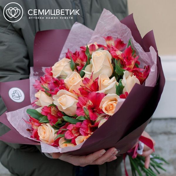 Букет из 15 кремовых роз 35-40 см (Россия) и 10 красных альстромерий