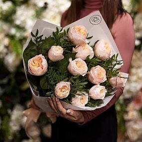Букет из 11 персиковых пионовидных роз Juliet 50 см (Эквадор) с фисташкой