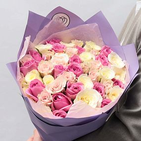 Букет из 51 розовой, белой и нежно-розовой розы 40 см (Кения) в сиреневой пленке