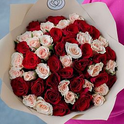 Букет из 51 красной и нежно-розовой розы 40 см (Кения) в кремовой пленке
