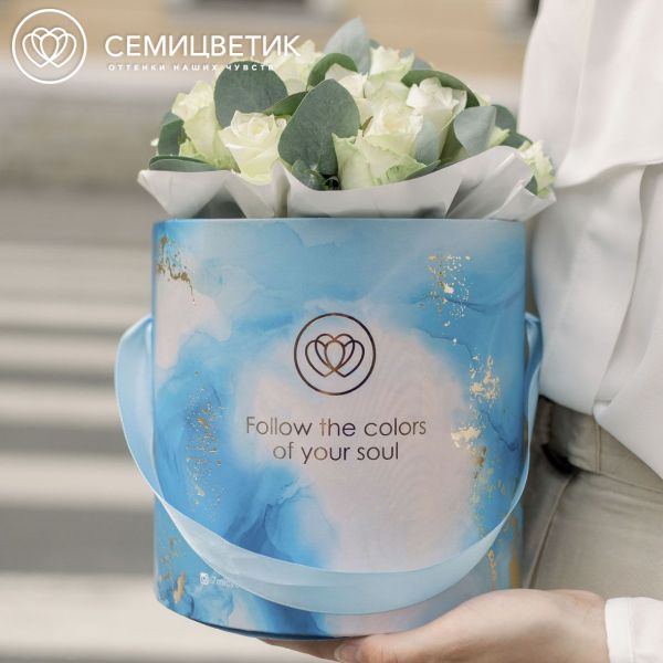 Букет в голубой шляпной коробке Amour Mini из 21 белой розы (Кения) с эвкалиптом