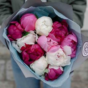 Букет из 11 пионов микс Standart Plus в голубой пленке