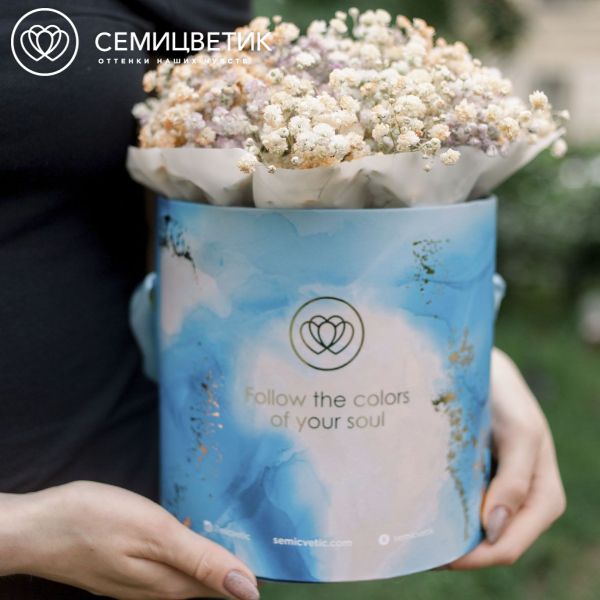 Букет в голубой шляпной коробке Amour Mini из гипсофилы микс