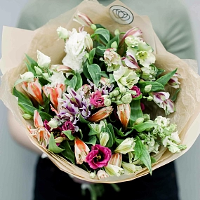Букет из 5 лизиантусов и 10 альстромерий микс в кремовой пленке