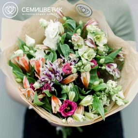 Букет из 5 лизиантусов и 10 альстромерий микс в кремовой пленке