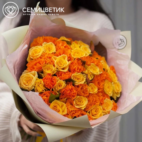 Букет из 51 оранжевой и желтой розы 35-40 см (Россия) в кремовой пленке