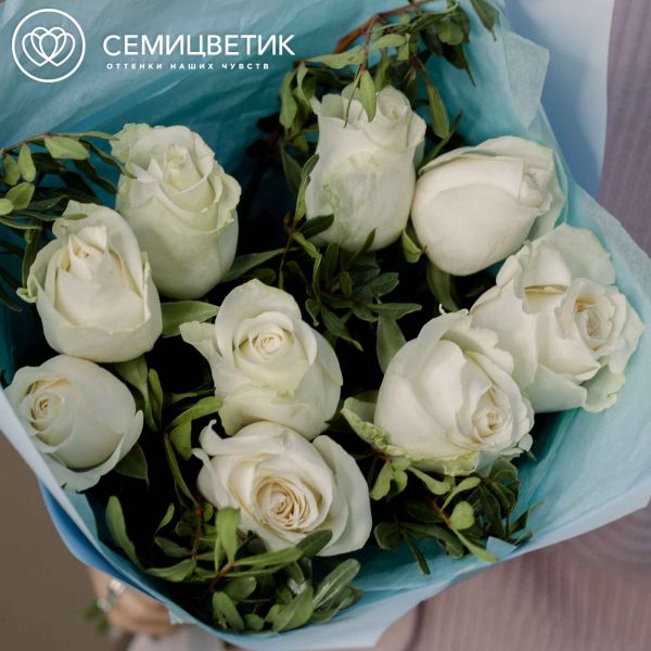 Букет из 9 белых роз Adalonia 40 см с фисташкой