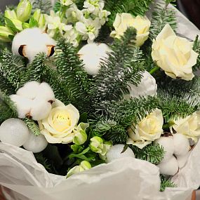 Букет новогодний с белыми розами (Россия) 50 см, альстромерией и маттиолой