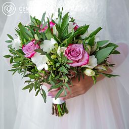 Свадебный букет из сиреневых роз и альстромерии
