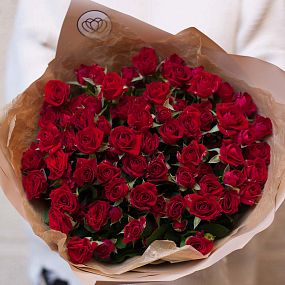 Свадебный букет  из 23 красных кустовых роз 40 см (Кения)