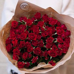 Букет из 23 красных кустовых роз 40 см (Кения)