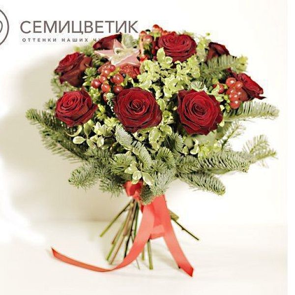 Букет из роз, хиперикума и ели в упаковке